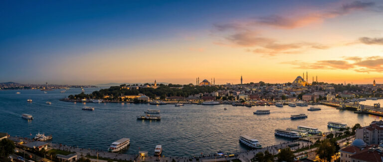 Vista panorâmica da orla e da silhueta histórica de Istambul